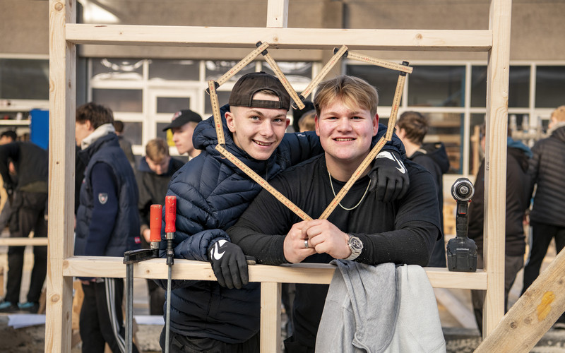 To elever på tømrerværkstedet
