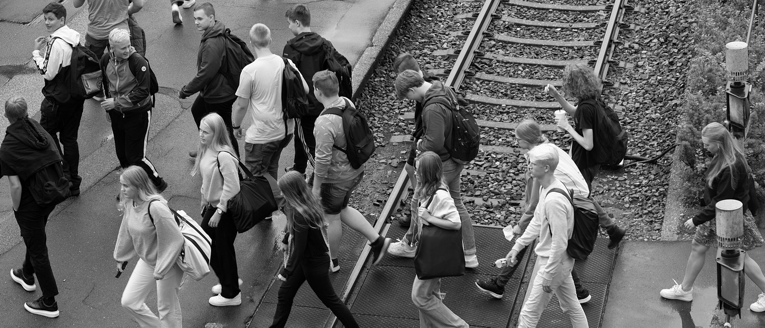 Unge på togskinner