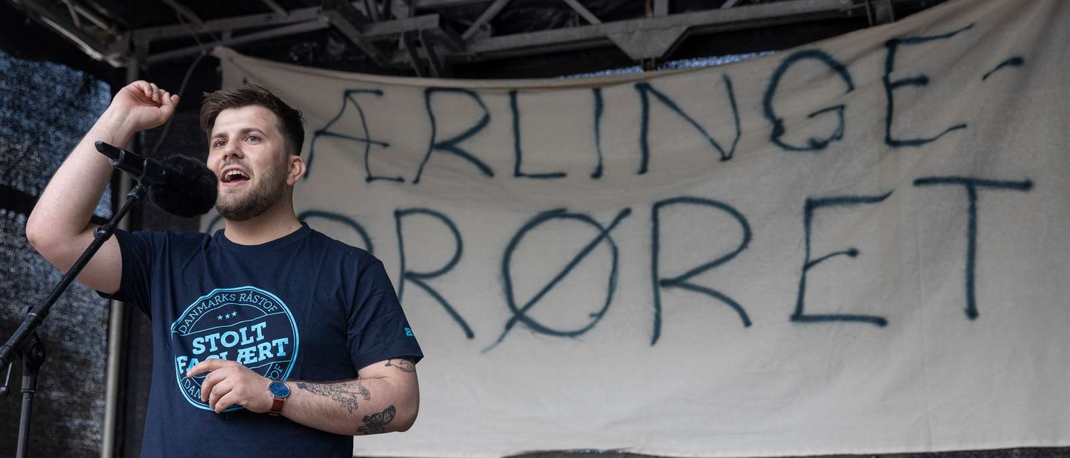 Carl Emil Lind Christensen på talerstolen til en demonstration på Højbro Plads den 24. maj 2022