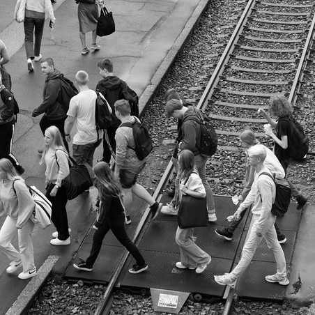 Unge på togskinner